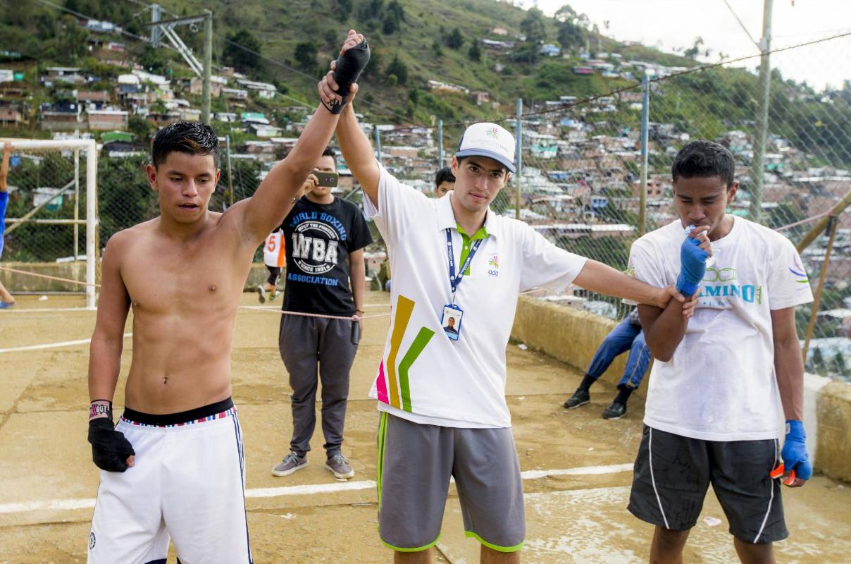 El entrenador y árbitro de las peleas, Juan José Cañas, da ganador de la pelea a Deyson Tuberquia. FOTO: JUAN ANTONIO SÁNCHEZ O.