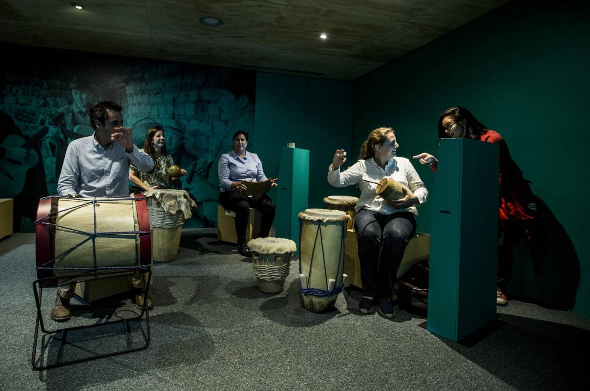Allí hay 39 audífonos, 8 micrófonos, 7 proyectores, 39 pantallas y 33 parlantes que hacen parte de más de 30 propuestas interactivas con distintas perspectivas: etapas y revoluciones musicales, la percepción del fenómeno sonoro y la naturaleza de los instrumentos. Foto: Jaime Pérez