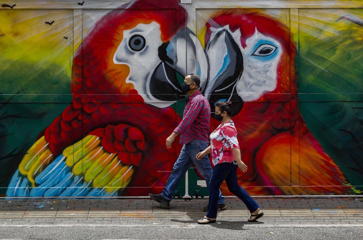 La corporación de jóvenes el Arte es la solución, buscan enviar un mensaje con sus pinturas urbanas de paisajes que contribuyan a la armonía de todos los habitantes del área metropolitana. Foto: Manuel Saldarriaga Quintero.