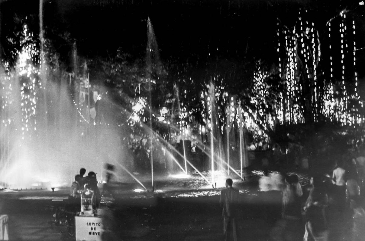 Alumbrado navideño 1979, Fuente del Parque Bolívar. FOTO ARCHIVO ELCOLOMBIANO