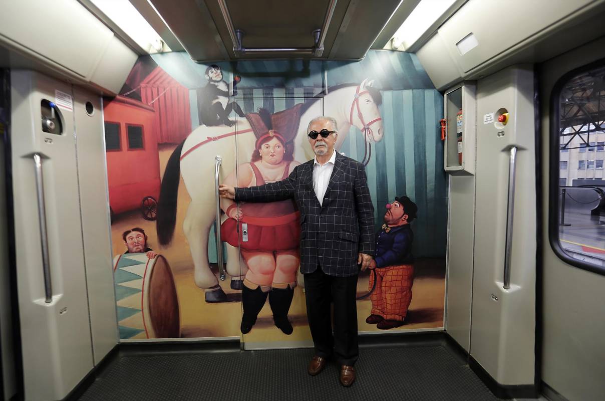 En un tren decorado con adhesivos alusivos a su exposición El Circo, Fernando Botero hizo este viernes un recorrido en el metro. FOTO HENRY AGUDELO