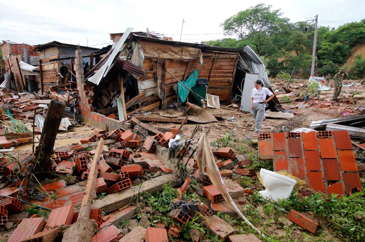 Según reportes del Ideam, 25 departamentos han sido afectados por el mal tiempo. Además de lluvias en la región Caribe, que han afectado a los departamentos de La Guajira, Magdalena, Atlántico, Bolívar, Sucre y César, las fuertes precipitaciones y el aumento del caudal de los ríos se han sentido en el Golfo de Urabá -en Antioquia-, Chocó, los santanderes, Cundinamarca, noroccidente de Boyacá, oriente del Tolima y Huila, así como en Meta, Guaviare, Caquetá, Putumayo y Amazonas. FOTOS AFP, GETTY IMAGES, EFE Y PRESIDENCIA DE LA REPÚBLICA