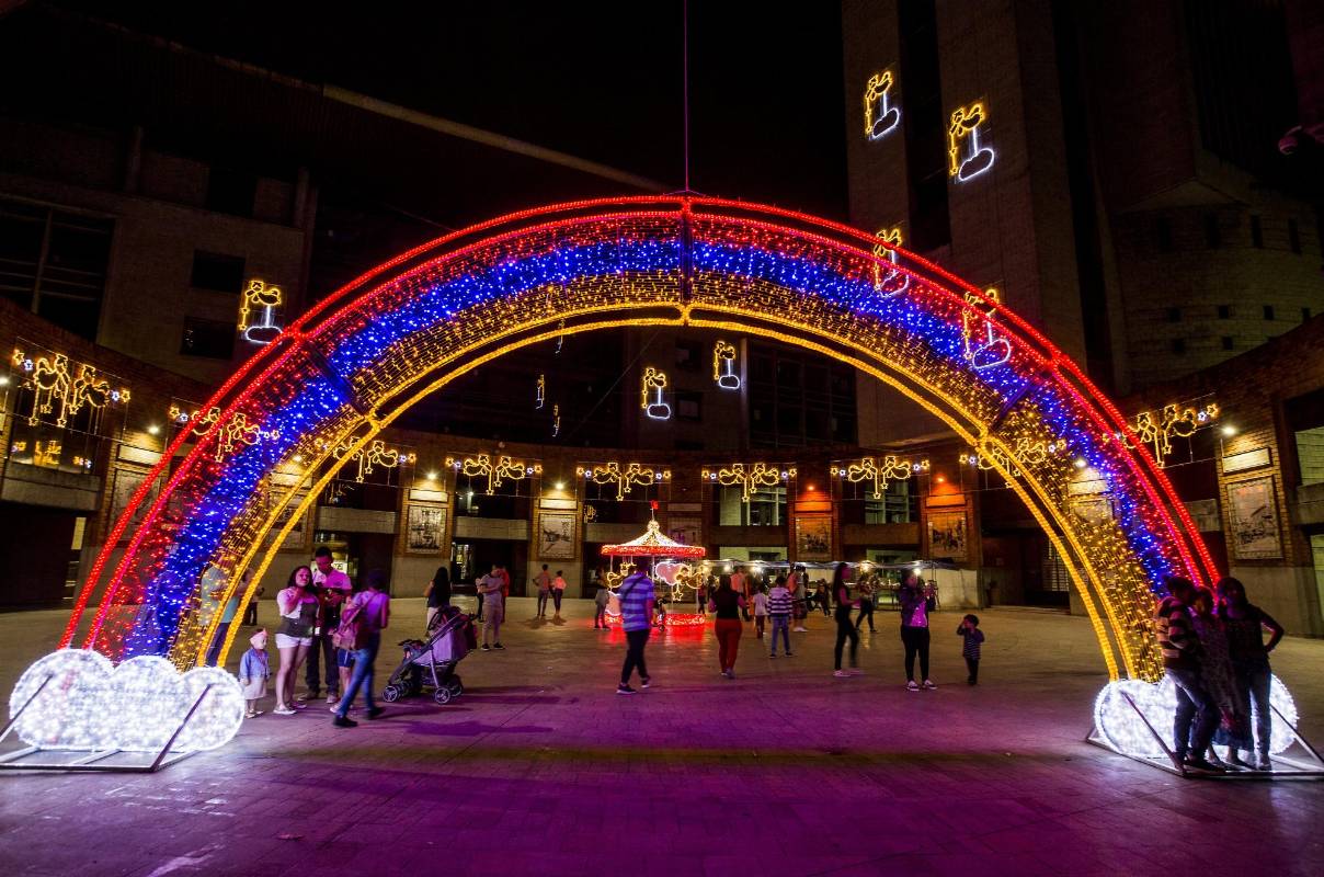 Los arcos en los diferentes parques y algunas avenidas de Itagüí son el motivo principal del alumbrado navideño de 2018, un diseño que permite a los visitantes disfrutar más de cerca y llevarse buenas fotos como recuerdo. Foto: Jaime Pérez.