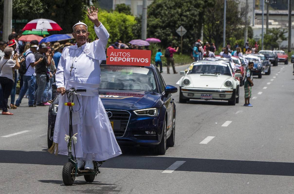 El trayecto del recorrido fue de 28 kilómetros y se estima que al menos un millón de personas disfrutaron del desfile. FOTO Julio César Herrera 