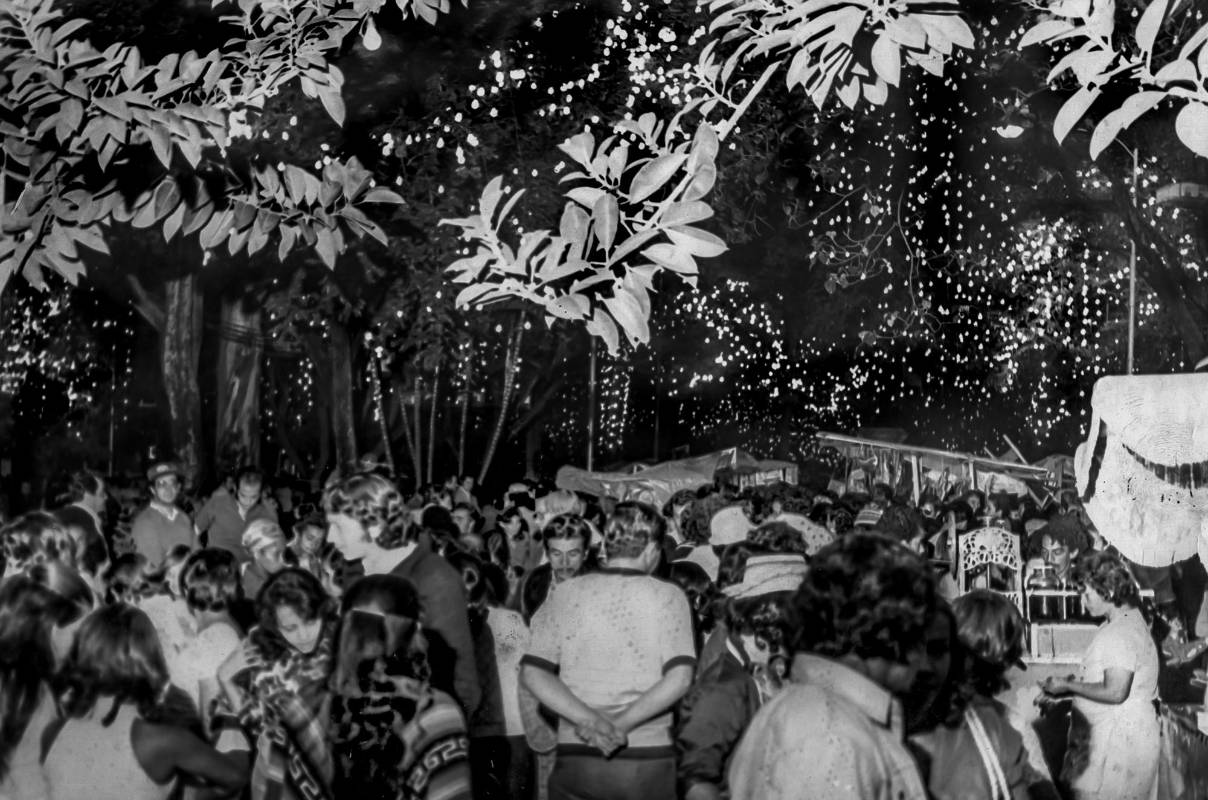Alumbrado navideño 1975, Parque Bolívar. FOTO ARCHIVO ELCOLOMBIANO