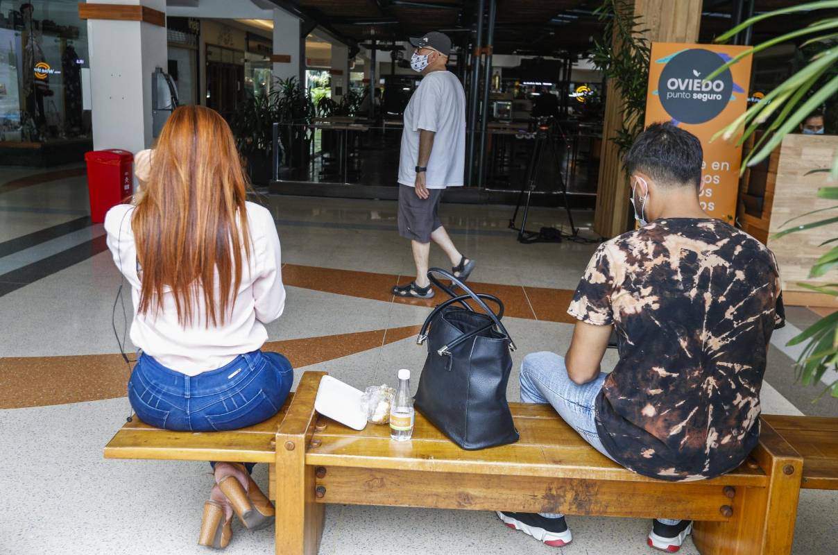 De manera cuidadosa y aplicando los controles de seguridad, en la cuidad de Medellín, aun en época de cuarentena por el covid-19, los centros comerciales Gran Plaza, Oviedo y el Mall de la Frontera, abrieron sus puertas para las personas que desean ir de compras en sus almacenes. Foto: Manuel Saldarriaga Quintero