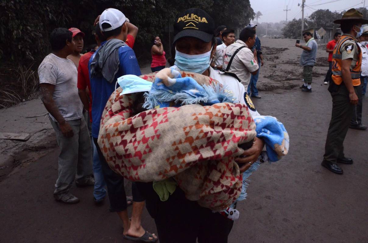 La búsqueda se realiza principalmente en la aldea El Rodeo, en Escuintla, la cual prácticamente quedó enterrada. FOTO AFP