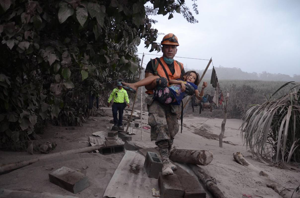 Los departamentos de Escuintla, Sacatepéquez y Chimaltenango, en cuyos límites se localiza el volcán, amanecieron con alerta roja por el desastre que provocó la furia del coloso. FOTO EFE