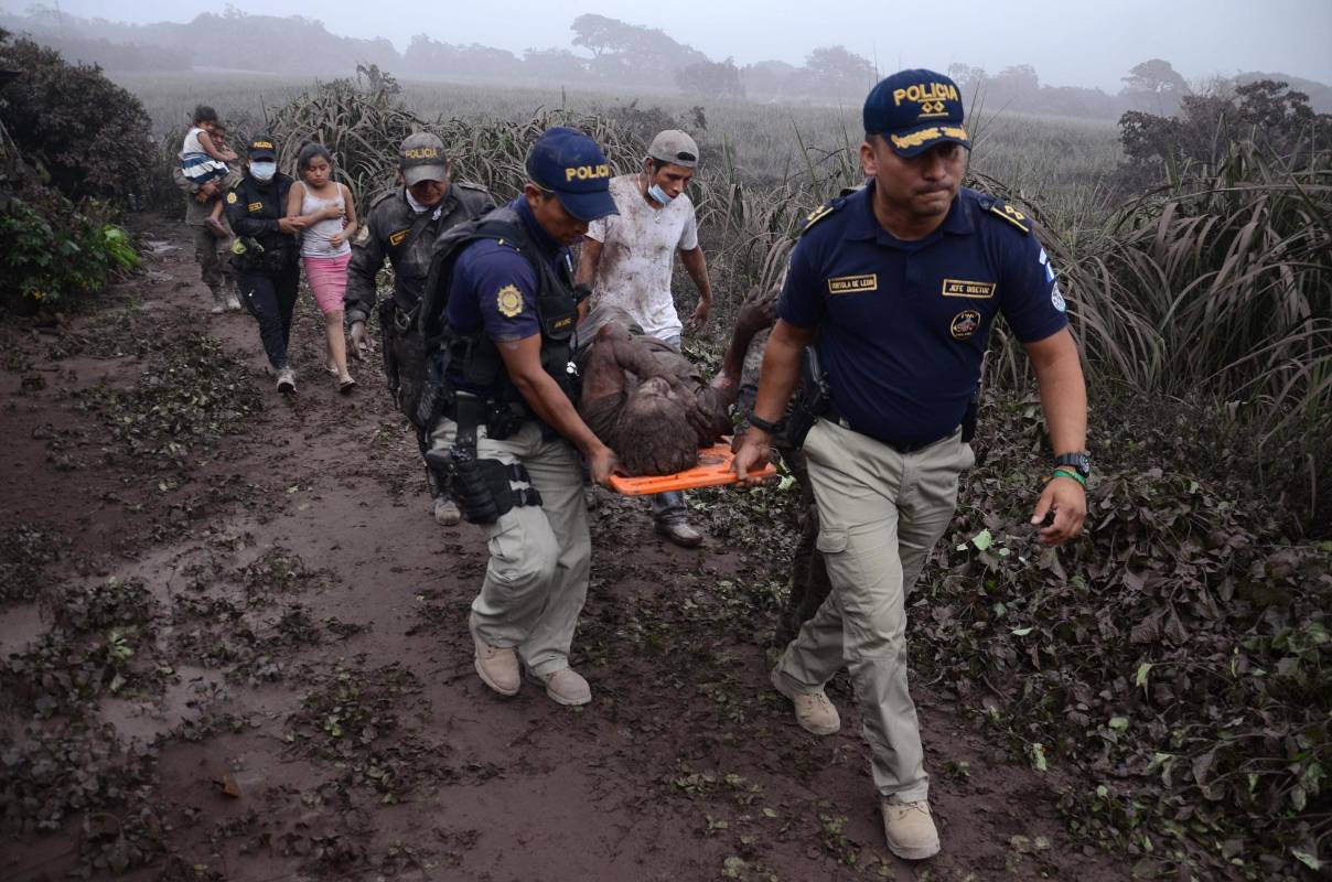 Un total de seis brigadas reanudaron la búsqueda de un sinnúmero de desaparecidos bajo toneladas de ceniza y lava que lanzó el volcán de Fuego durante 16 horas de erupción el domingo. FOTO AFP