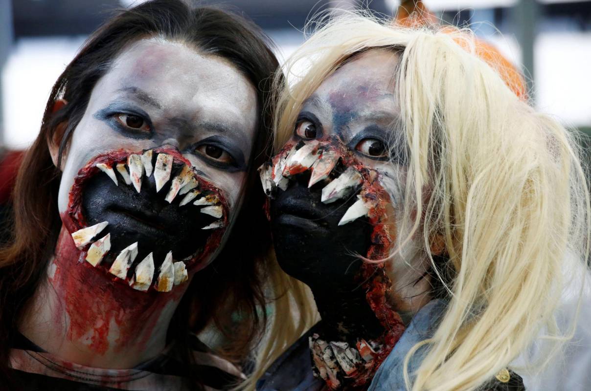 La tradicional fiesta de Halloween despierta la creatividad en todos los rincones del mundo. Desde los macabros personajes típicos de películas de terror hasta los más osados que usan la actualidad como excusa para robarse todas las miradas. FOTO REUTERS