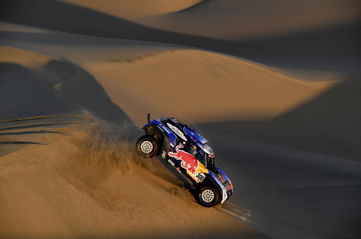 El piloto español de Carlos Mini, Carlos Sainz, y su copiloto Lucas Cruz compiten en la Etapa 2 del Dakar 2019. Foto: AFP