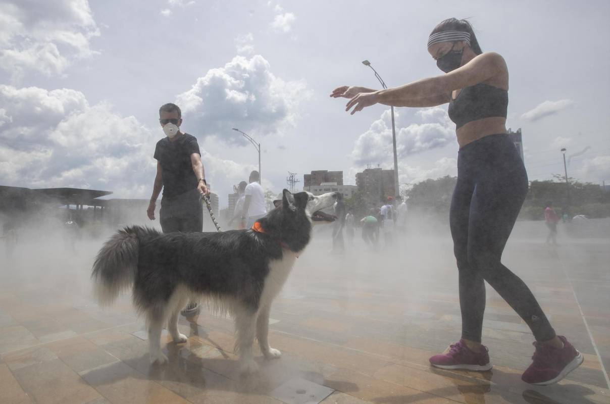 Usuarios disfrutan de Plaza la Niebla, uno de los mayores atractivos del parques del río. Foto: Manuel Saldarriaga Quintero.