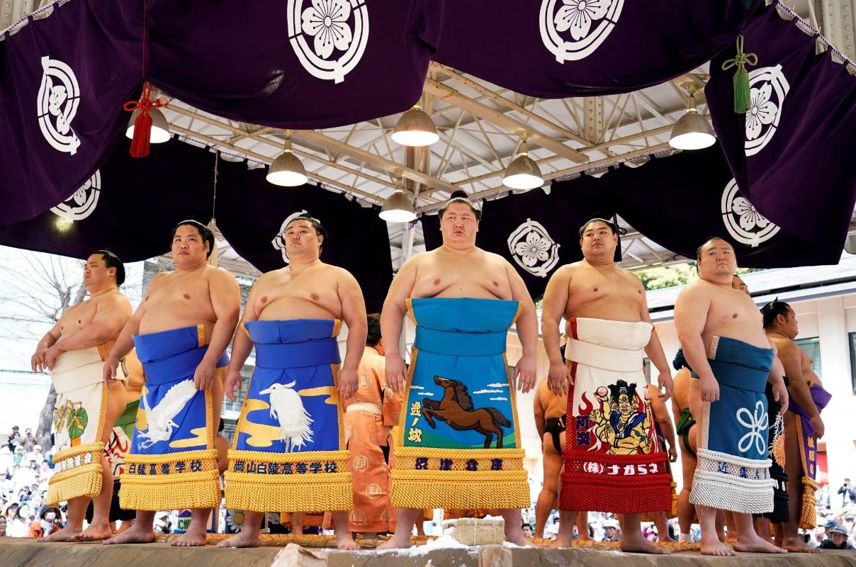 Varios luchadores de sumo participan en el “Honozumo”, un torneo ceremonial de sumo, en los terrenos del santuario Yasukuni de Tokio Japón. Foto: EFE/ Franck Robichon 