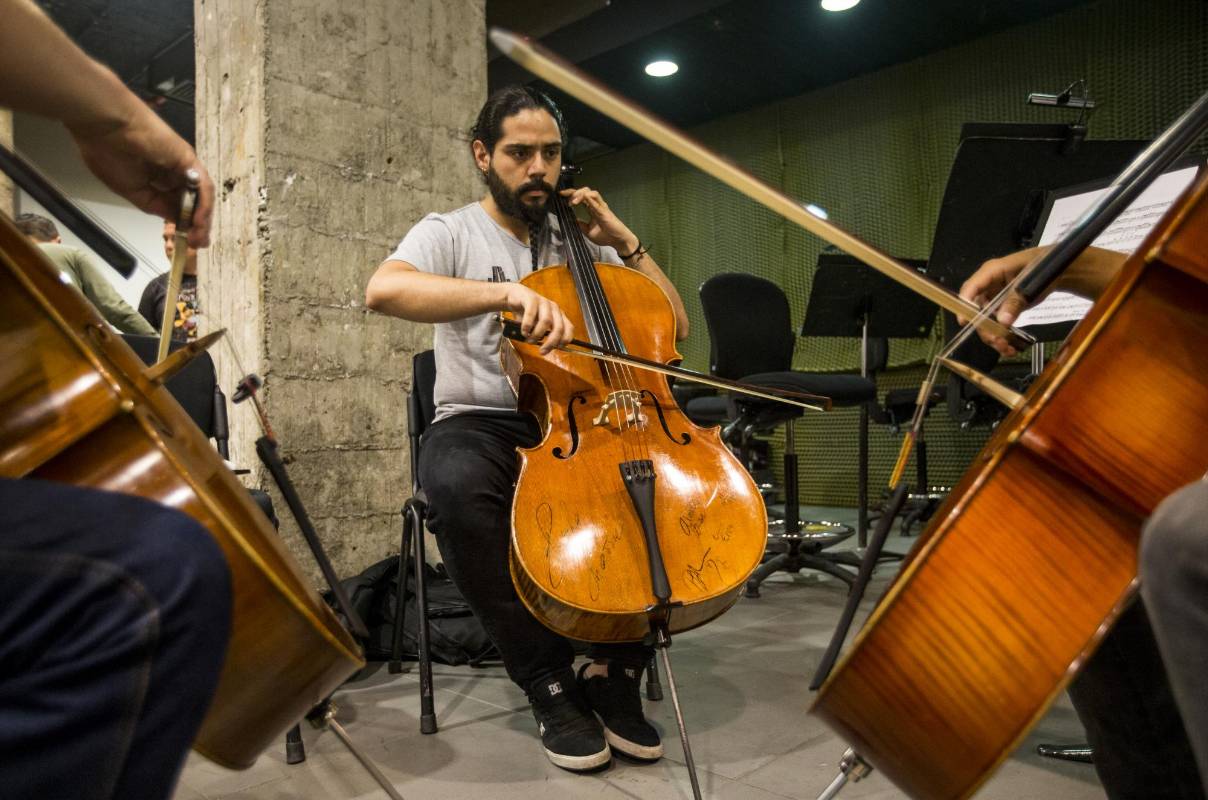 Ensayo de la filarmónica en el centro comercial Oviedo, en Medellín. FOTO JAIME PÉREZ. 