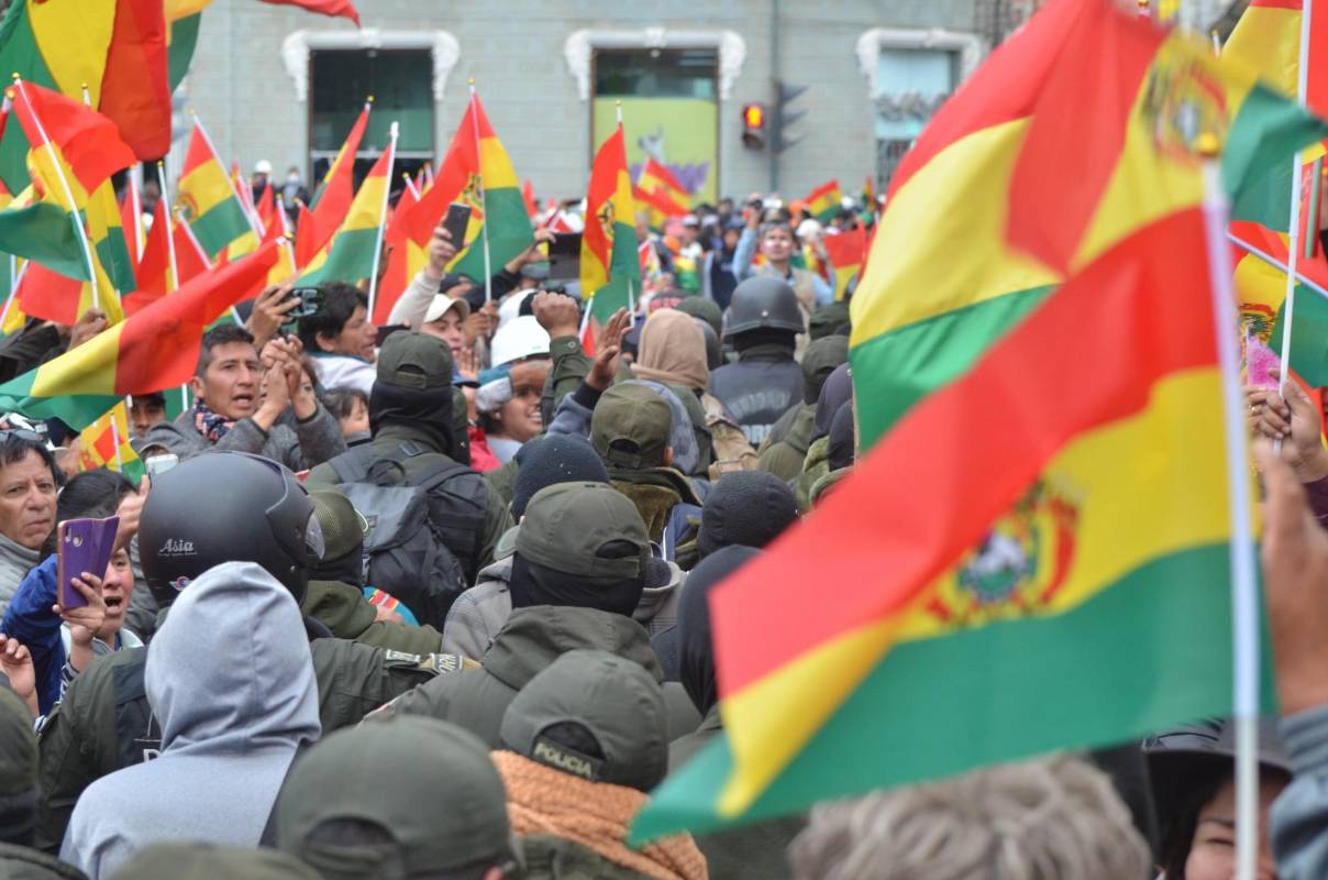 Luego del anuncio de la renuncia de Evo, las calles de La Paz se convirtieron en un carnaval con el estallido de petardos y miles de manifestantes ondeando banderas tricolores bolivianas (rojo, amarillo y verde). FOTO EFE