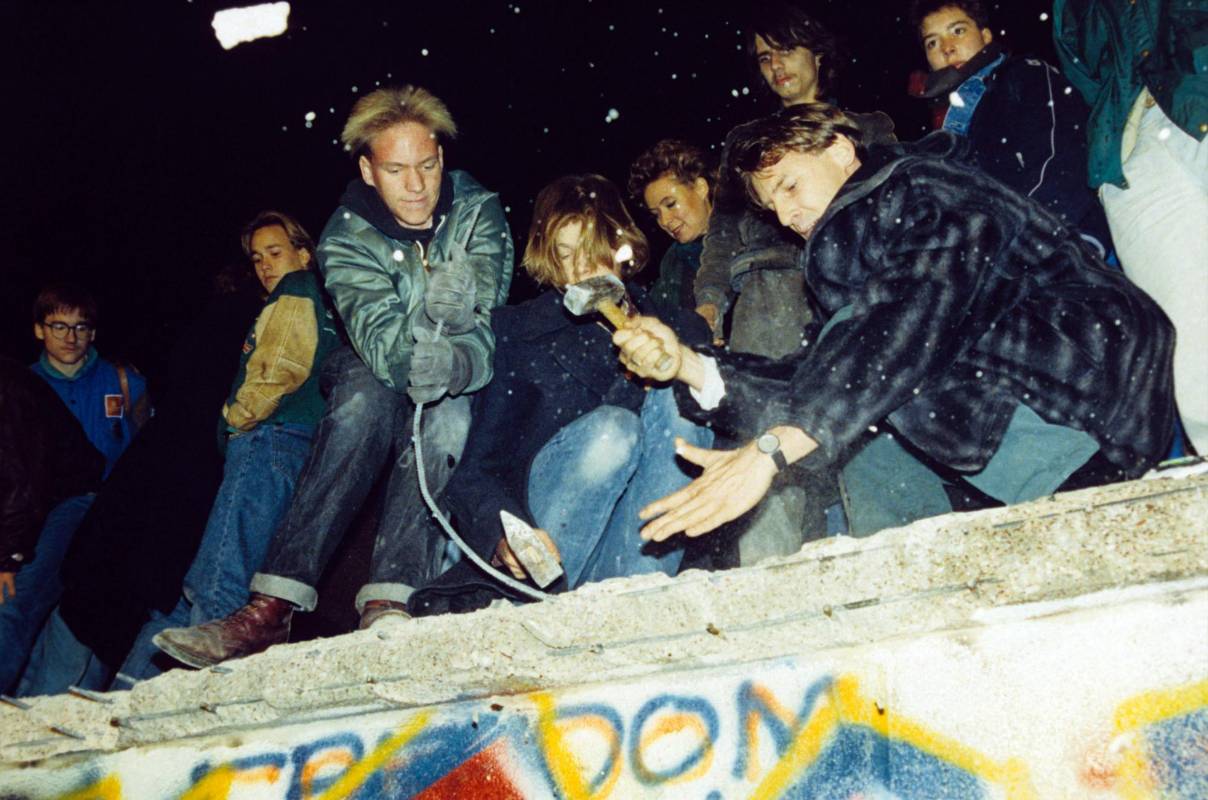 Berlineses occidentales rompen el muro de Berlín con martillos y cruces. Foto de archivo tomada el 10 de noviembre de 1989. FOTO AFP