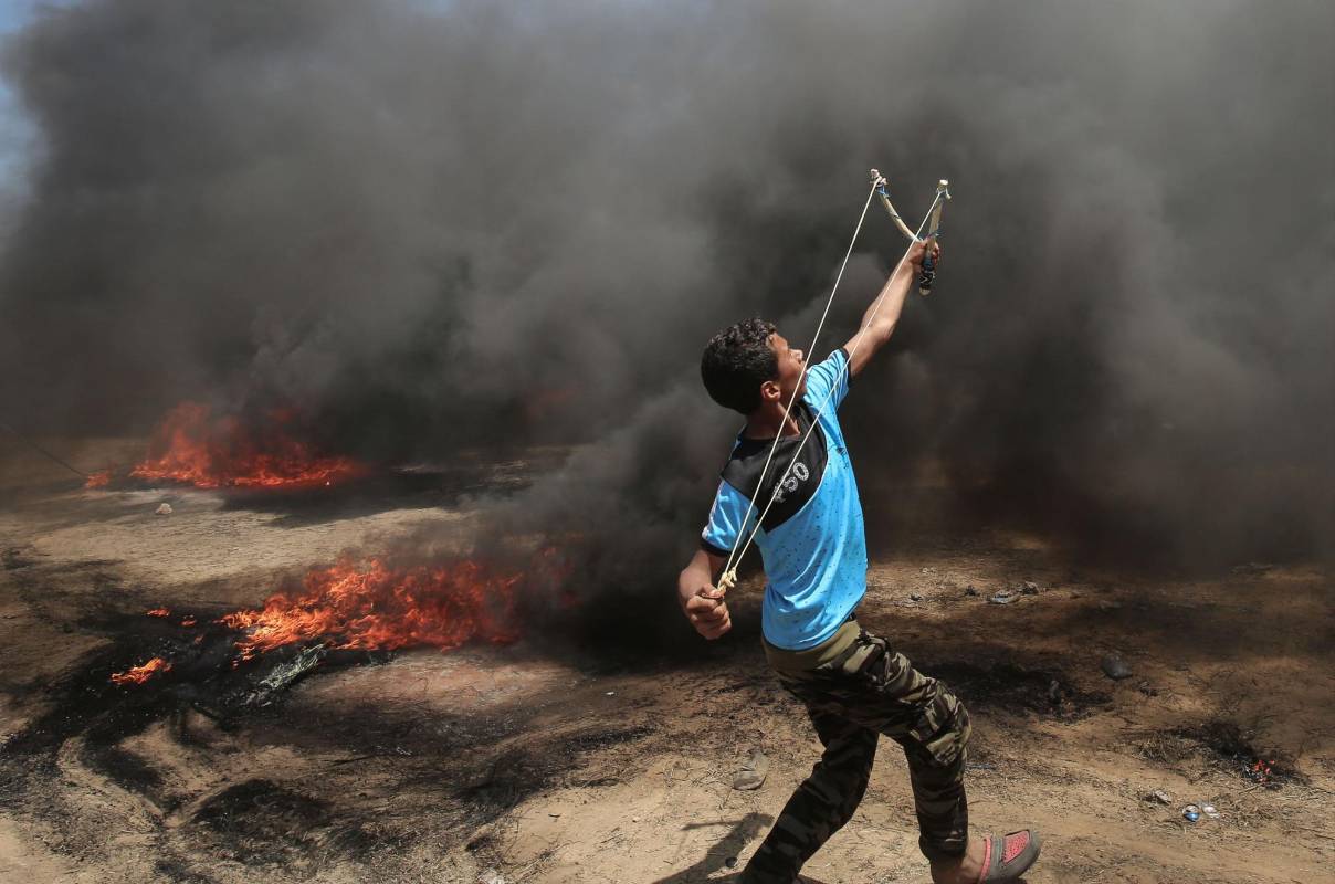 Luego del anuncio de Estados Unidos de abrir una embajada en Jerusalén, cientos de palestinos iniciaron protestas en la franja de Gaza, lo que llevó a una represión con armas letales del ejército israelí que ya deja más de 58 muertos y 2.700 heridos por las balas. Foto: AFP