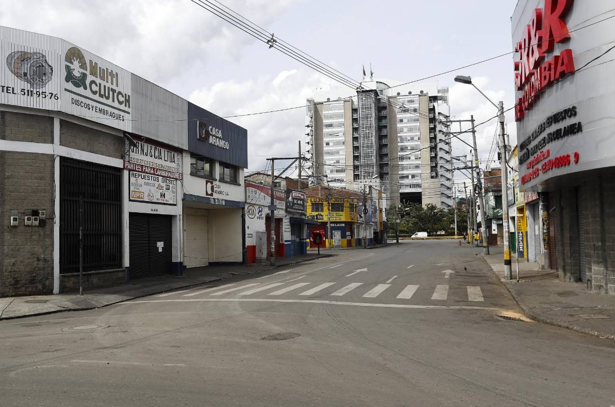 Brigadas de Empresas Varias, Dagrd y otras dependencias oficiales realizan tareas de aseo en el Barrio Corazón de Jesús y la Bayadera. Foto: Manuel Saldarriaga Quintero