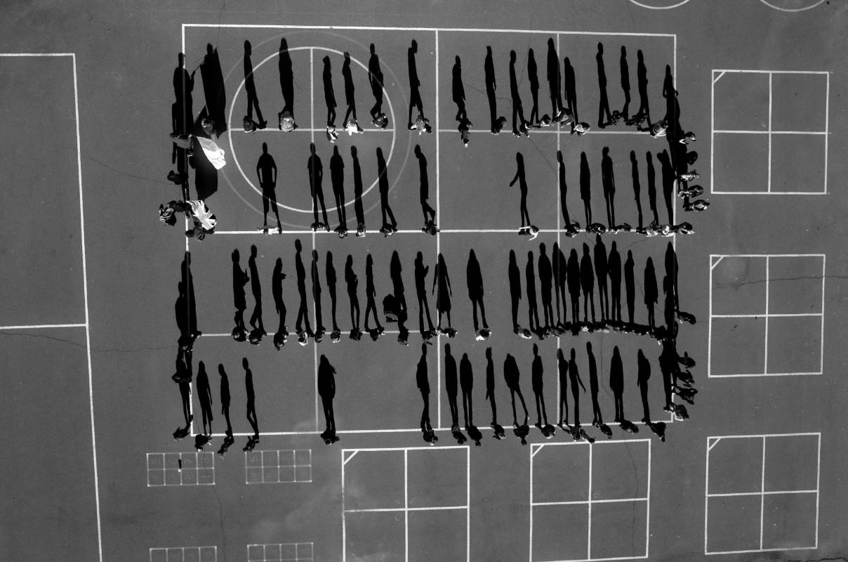 El belga Tomas van Houtryve, ganador del tercer premio en la categoría de temas contemporáneos. La imagen muestra las sombras proyectadas por estudiantes en el patio de un colegio en California, Estados Unidos. FOTO REUTERS