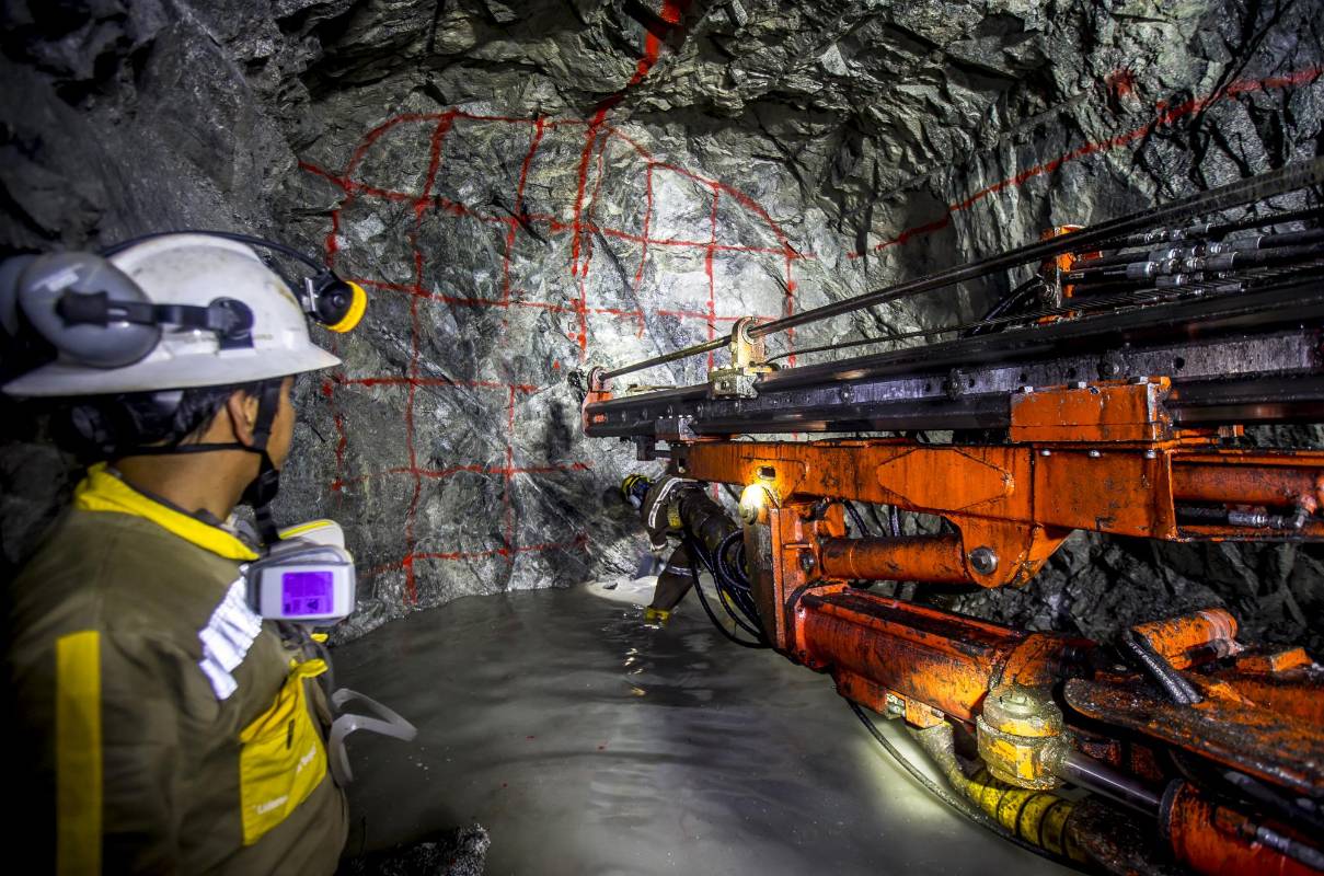 Con maquinaría electro hidráulica de alta tecnología se perfora la roca. FOTO JUAN ANTONIO SÁNCHEZ