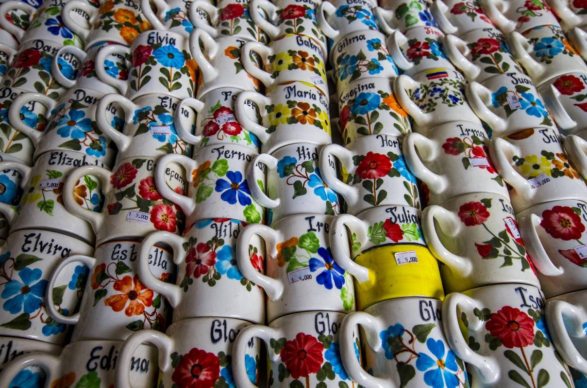 Su venta ya es reconocida en el oriente de Antioquia y atrae a turistas nacionales y extranjeros que pueden visitar los talleres para ver cómo se da forma a las vajillas de colores. Foto: Jaime Pérez