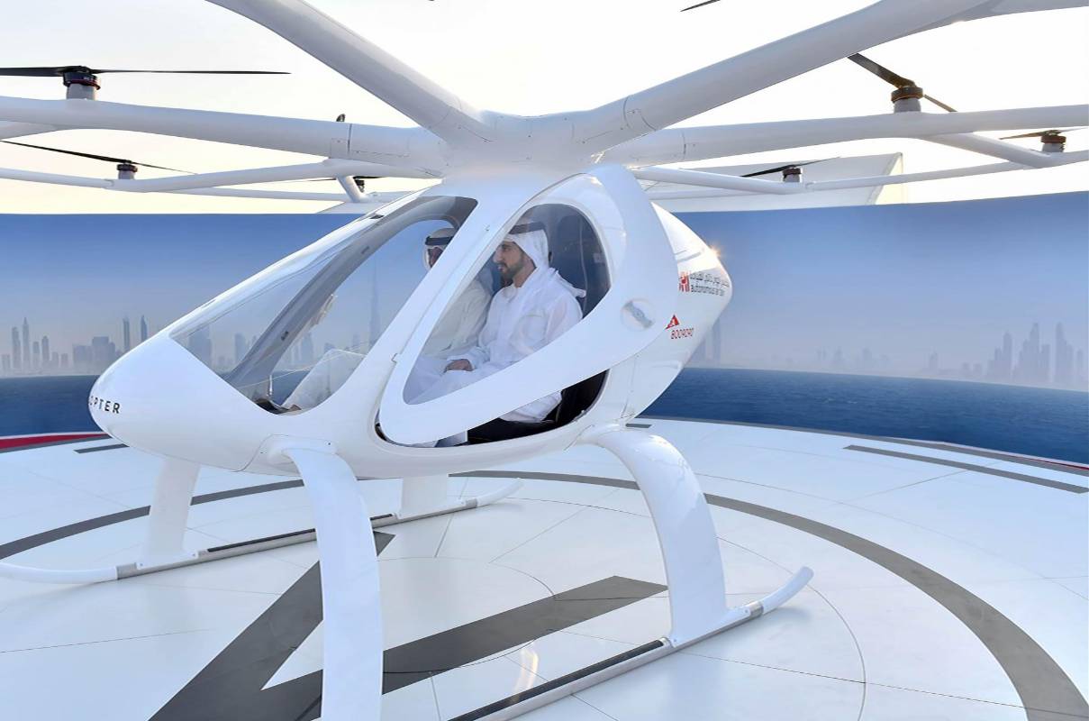 El taxi volador desarrollado por la firma alemana de drones Volocopter parece una pequeña cabina de helicóptero de dos asientos coronada por un amplio aro con 18 hélices. No estaba tripulado para su vuelo de prueba. FOTO REUTERS