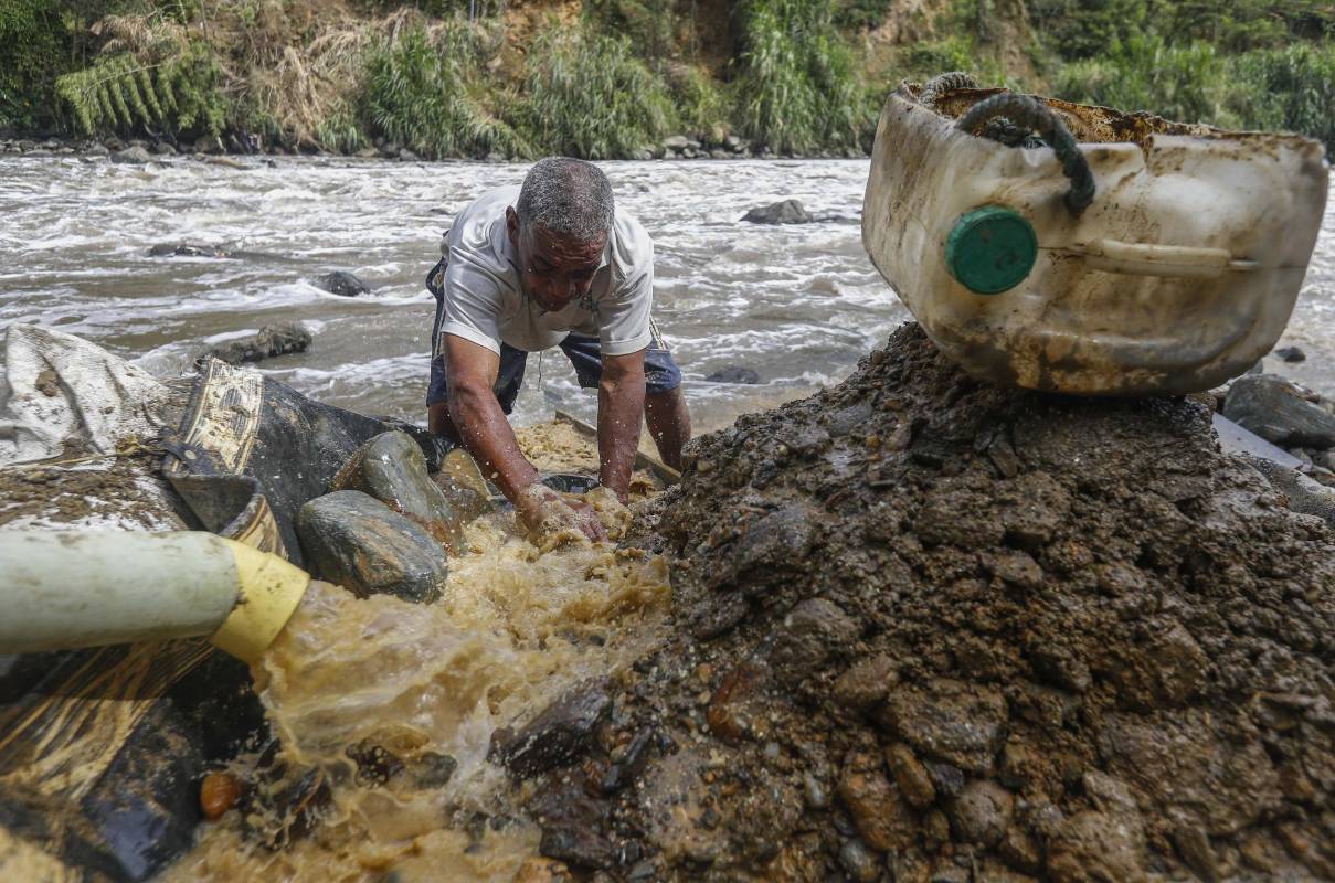 A orillas del río Medellín, en el municipio de Barbosa, algunas personas extraen de forma artesanal el mineral que les da el sustento para ellos y sus familias en esta época de crisis económica por el Covid - 19. Foto: Manuel Saldarriaga Quintero.