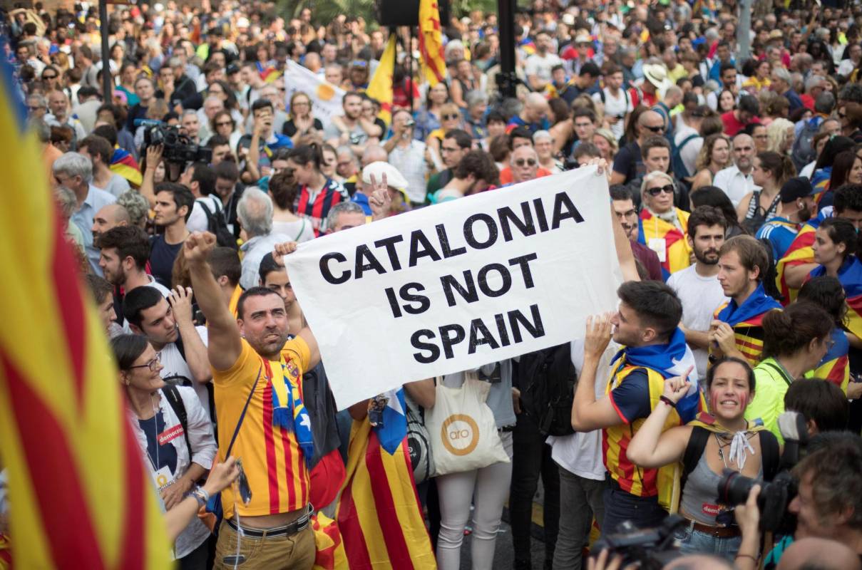 Miles de catalanes que están de acuerdo con la independencia salieron a celebrar al centro de Barcelona. FOTO EFE