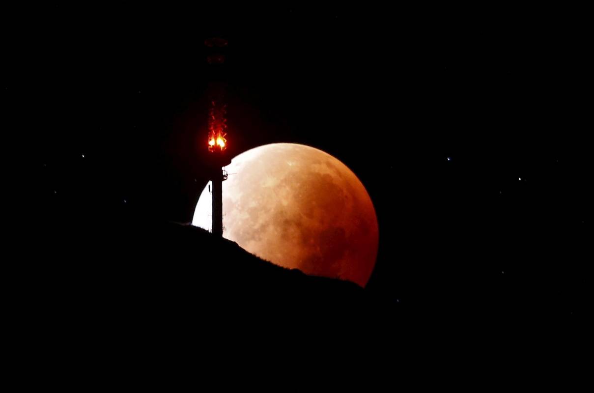 Así se vio la luna cerca al monte Rigi en Suiza. FOTO REUTERS/Arnd Wiegmann 