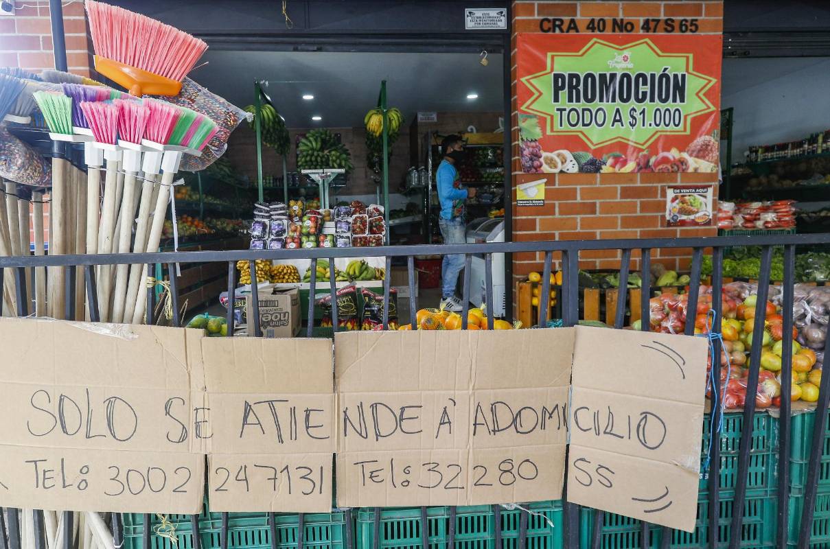 Las tiendas de barrio y los supermercados incrementaron las ventas a domicilio como respuesta a la cuarentena estricta. FOTO MANUEL SALDARRIAGA QUINTERO