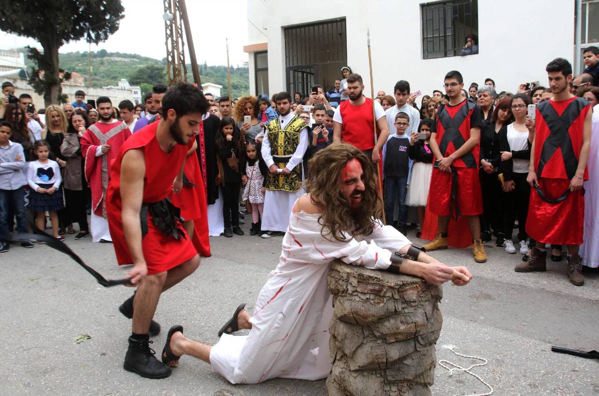 Fieles cristianos en el Líbano protagonizaron la pasión de Cristo. FOTO AFP