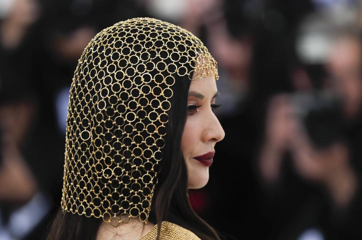 Los detalles de la mantilla de Olivia Munn. Vestida por H&M. FOTO Reuters