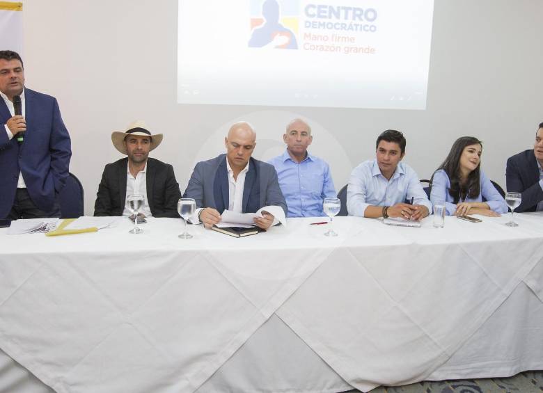 De izquierda a derecha los precandidatos: Andrés Guerra y Wilson Gómez a la Gobernación de Antioquia, luego los seis para la Alcaldía de Medellín: Nicolás Duque, Jaime Mejía, Ana Cristina Moreno, Alfredo Ramos, Luis Fernando Begué y Álvaro López. FOTO edwin bustamante