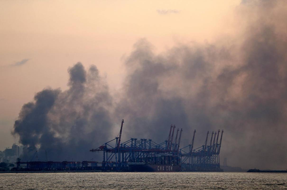 Dos grandes explosiones sacudieron la capital libanesa, Beirut, hiriendo a decenas de personas, sacudiendo edificios y enviando enormes columnas de humo al cielo. Los medios libaneses publicaron imágenes de personas atrapadas bajo los escombros, algunas ensangrentadas, después de las explosiones masivas, cuya causa no se supo de inmediato. Foto: AFP