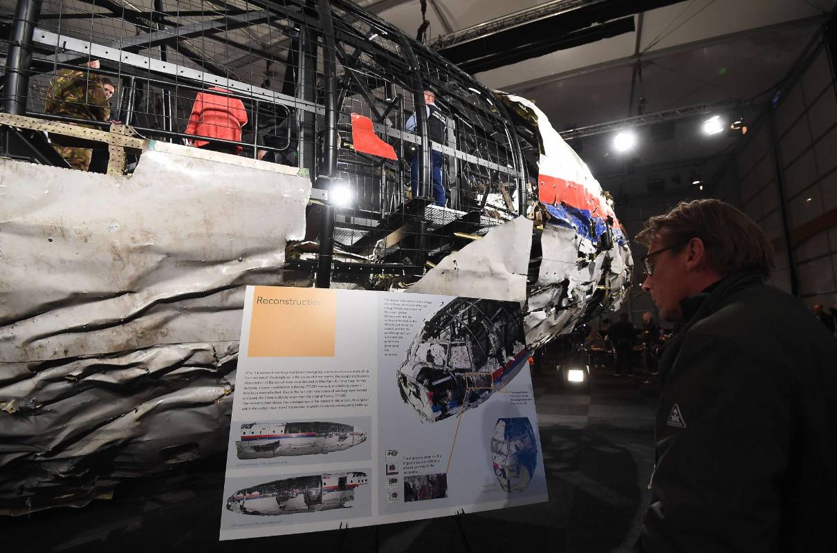 “Una ojiva 9n314m detonó fuera del avión, en la parte izquierda de la cabina. Esto encaja con el tipo de ojiva instalada en el sistema de misiles Buk tierra-aire”, dijo el presidente de la junta, Tjibbe Joustra, al presentar el informe. FOTO AFP