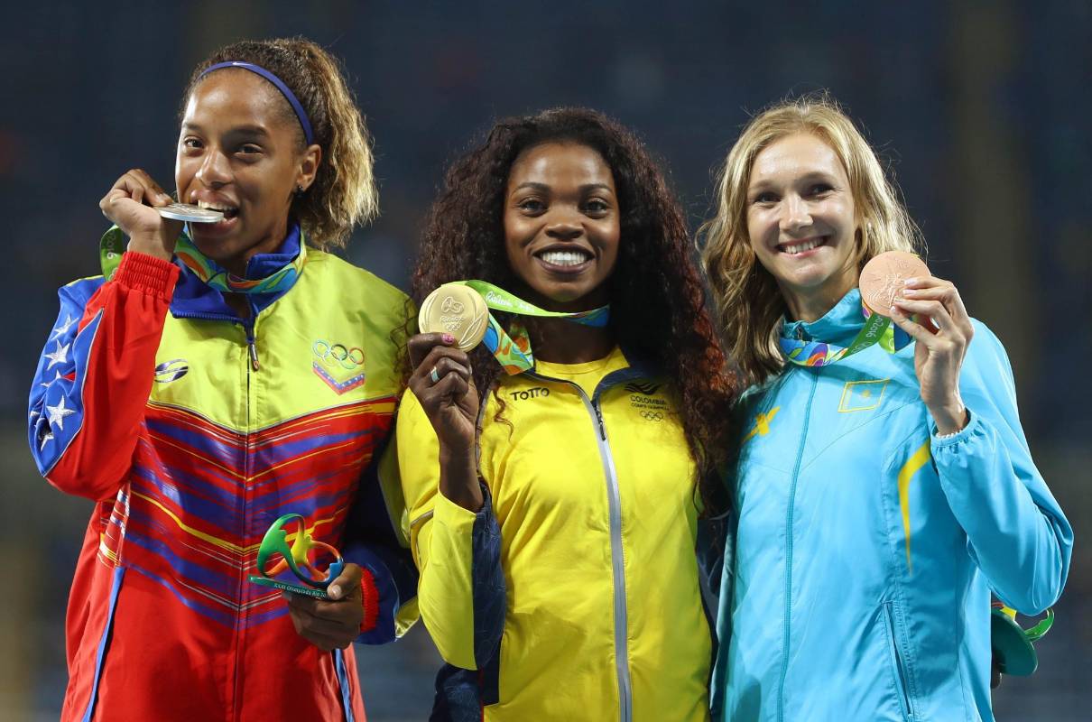 En la ceremonia, también fue premiada con la medalla de plata la venezolana Yulimar Rojas, y con la presea de bronce, la kazaja Olga Rypakova. FOTO Reuters