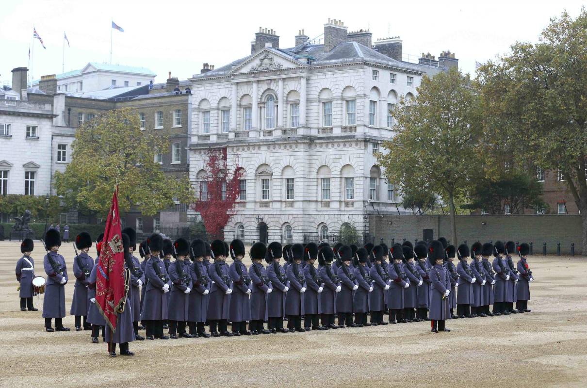 Al llegar al Pabellón Real, el Mandatario colombiano saludó a la Guardia acompañado del Príncipe Felipe de Edimburgo. Foto Reuters