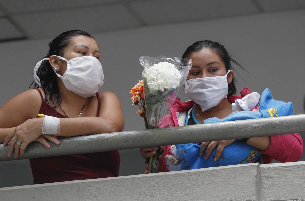 Sorprendidas quedaron las madres en la unidad intermedia la piloto del barrio Manrique de Medellín, cuando llegaron miembros de la policía Metropolitana acompañados de un conjunto de mariachis a celebrarles su día especial. Foto: Manuel Saldarriaga Quintero.