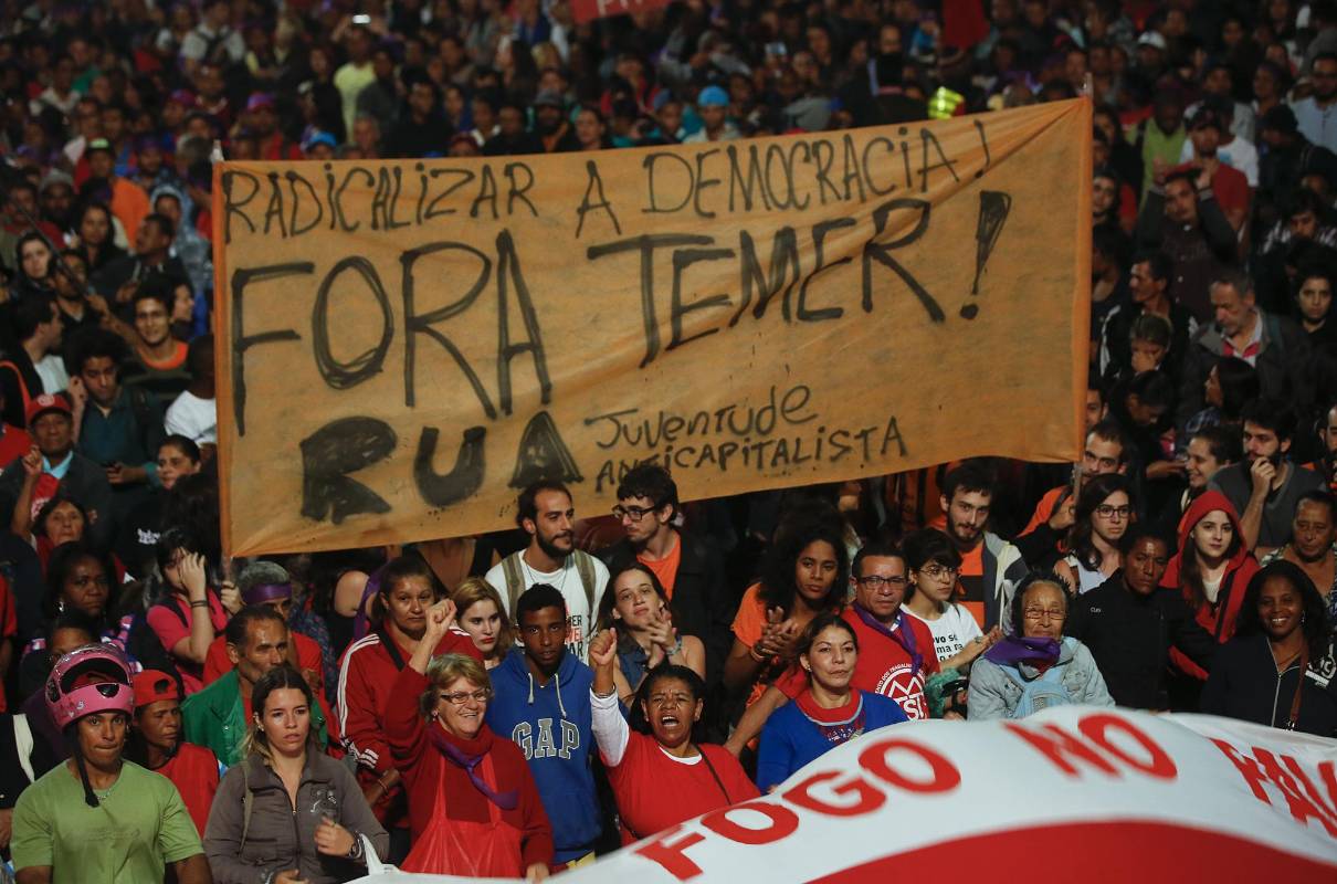 Río de Janeiro y Sao Paulo han sido escenarios de manifestaciones contra Michel Temer, quien asumirá hasta por seis meses la presidencia de Brasil mientras juzgan a Dilma Rousseff. FOTO AP