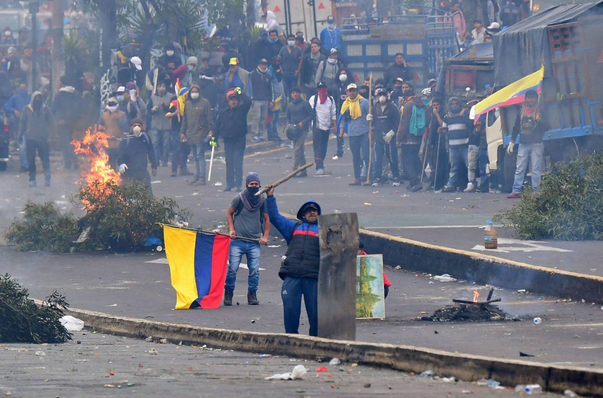 Ayer martes las protestas continuaron. Hay más de 10 mil indígenas en la capital, algunos se enfrentaron con la Fuerza Pública, van 570 detenidos, 73 policías heridos y un manifestante fallecido. Foto: AFP
