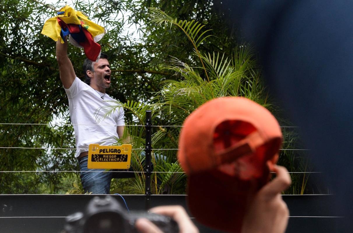 El líder político venezolano Leopoldo López, el preso más emblemático de la oposición, salió hoy de la cárcel con una medida de arresto domiciliario y en sus primeras declaraciones llamó a los ciudadanos, que cumplen mañana 100 días de protestas, a mantenerse en las calles. FOTO AFP