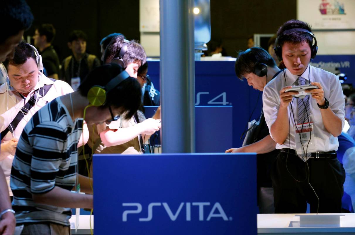Varios jugadores del PlayStation Vita de Sony en el Tokyo Game Show 2016. FOTO AP