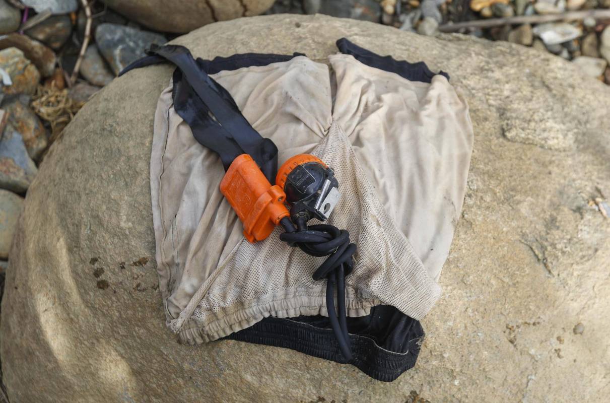 A orillas del río Medellín, en el municipio de Barbosa, algunas personas extraen de forma artesanal el mineral que les da el sustento para ellos y sus familias en esta época de crisis económica por el Covid - 19. Foto: Manuel Saldarriaga Quintero.