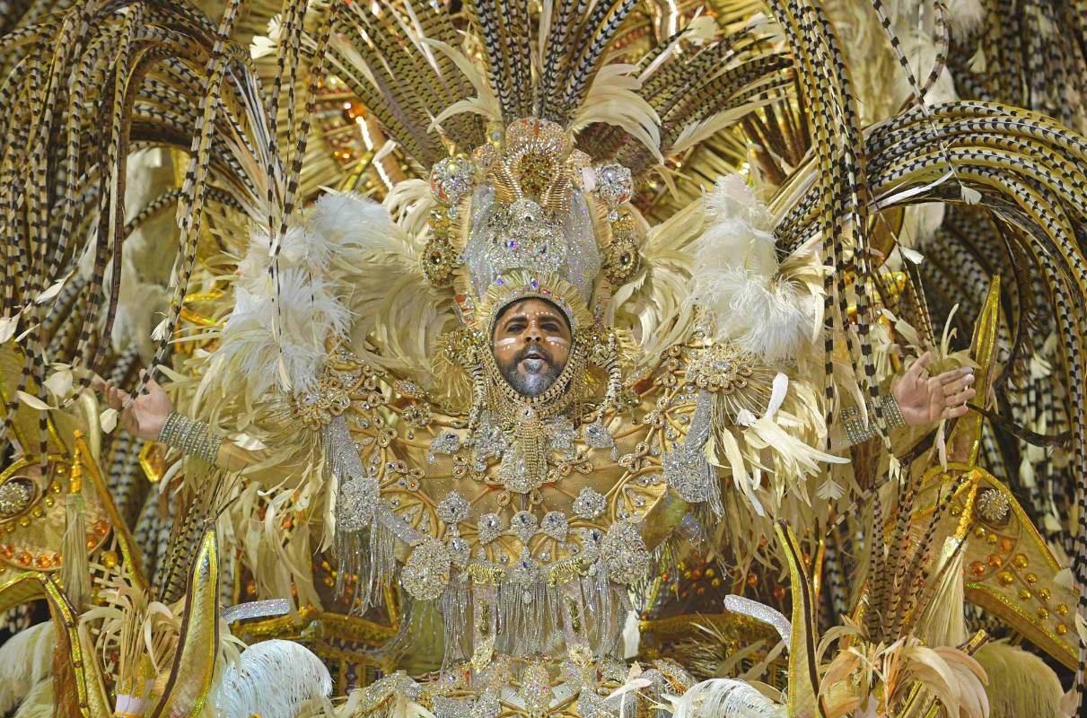 Un miembro de la escuela de samba “Salgueiro” se presenta durante la primera noche del Carnaval de Río en el Sambódromo en Río de Janeiro. Foto: AFP CARL DE SOUZA