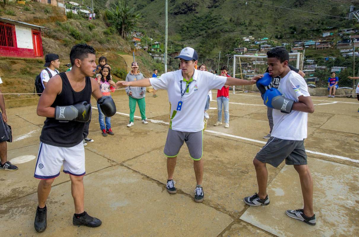 Deyson Tuberquia y Juan Pablo Giraldo se enfrentan en una tarde de boxeo en este barrio de la comuna 3 de Medellín. FOTO: JUAN ANTONIO SÁNCHEZ O.