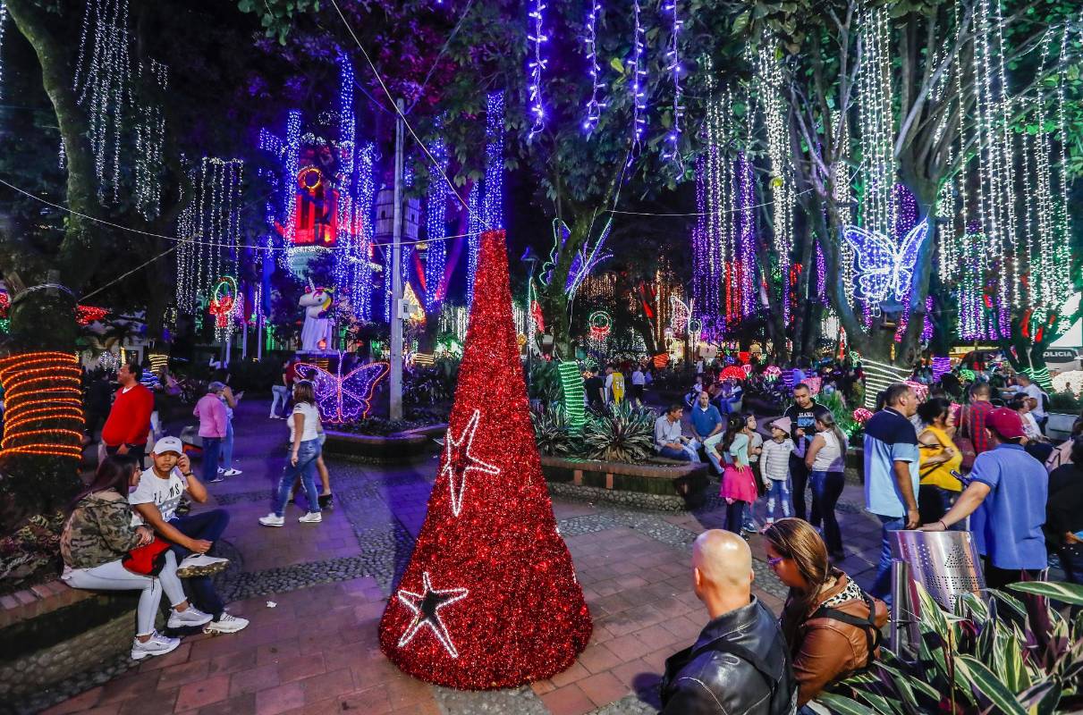 El municipio más pequeño del país recibe miles de turistas y locales para visitar el alumbrado, especialmente en el parque principal. Foto: Róbinson Sáenz