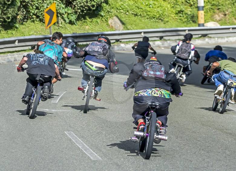 En Antioquia, el gravity se realiza en regiones como Urabá, Suroeste, Occidente y Oriente. Lo más común es que los muchachos se descuelgan en grupo, desafiando el tráfico.FOTO Juan Antonio Sánchez 