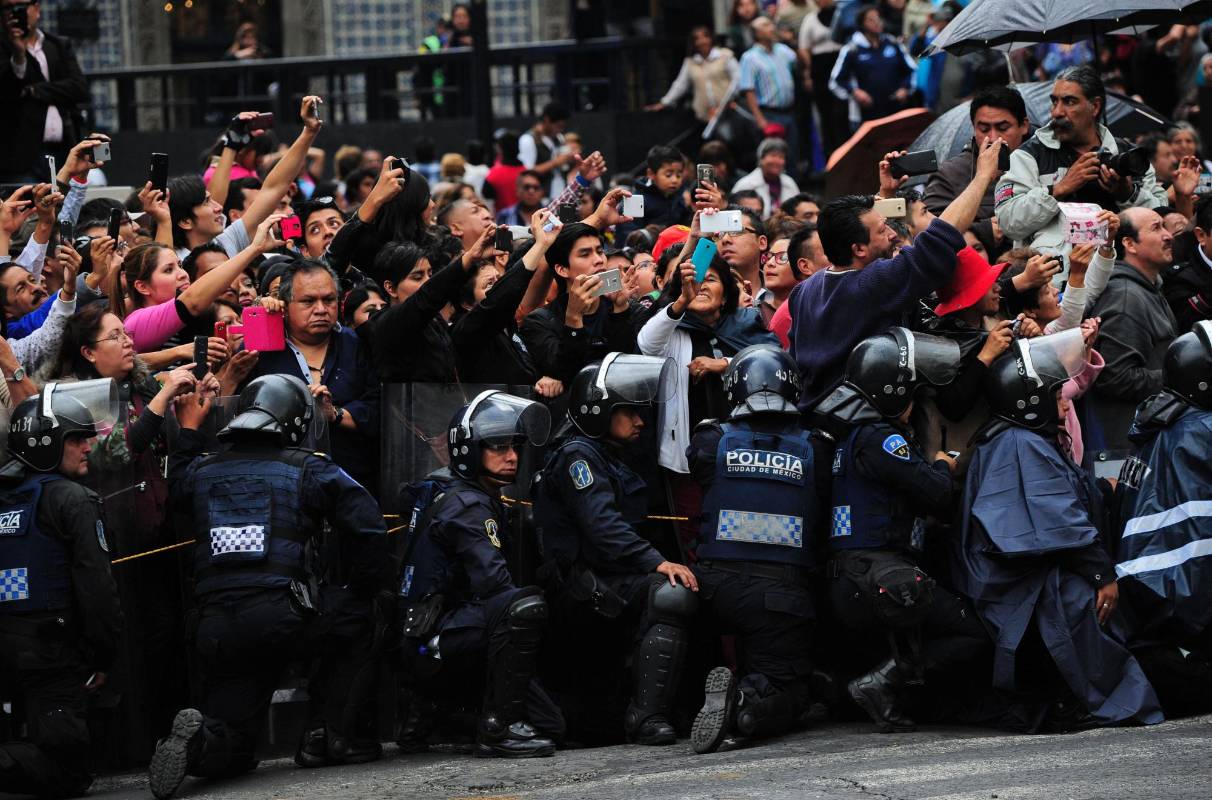 Así lucía el público al paso de la caravana hacia Bellas Artes. FOTO AFP