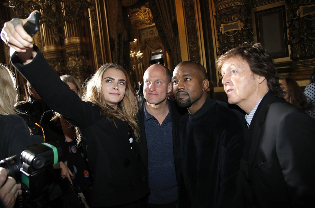 Desde la izquierda, la modelo Cara Delevingne, se toma un fotógrafo con el actor Woody Harrelson y los cantantes Kanye West y Paul McCartney. FOTO AP