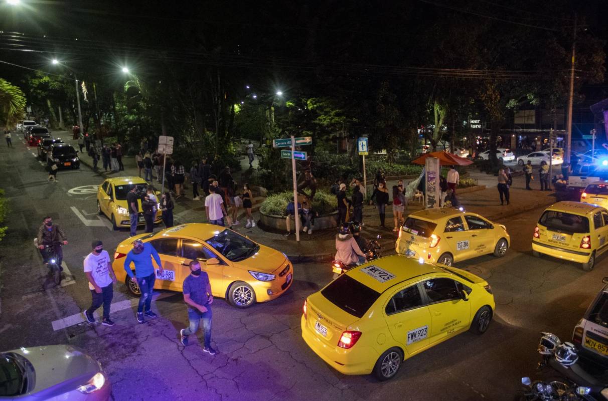 Reapertura de bares y restaurantes en el Parque Lleras. FOTO CAMILO SUÁREZ